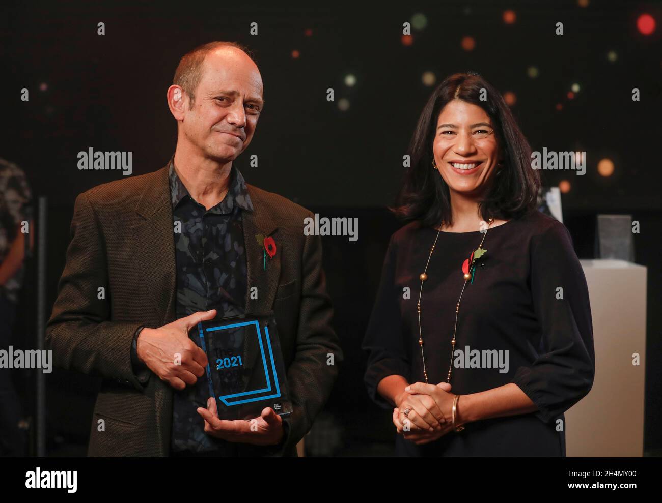 NUR FÜR REDAKTIONELLE VERWENDUNG der diesjährige Gewinner-Autor Damon Galgut mit Maya Jasnaoff, Vorsitzender der Jury, bei der Preisverleihung des Booker Prize 2021, die in Zusammenarbeit mit der BBC im Broadcasting House's Radio Theatre in London ausgestrahlt wurde. Bilddatum: Mittwoch, 3. November 2021. Stockfoto