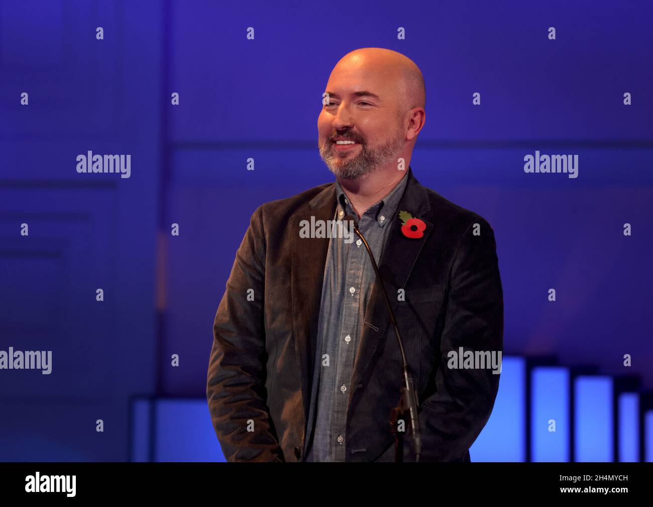 NUR FÜR REDAKTIONELLE VERWENDUNG der Gewinner des vergangenen Jahres, Douglas Stuart, bei der Preisverleihung des Booker Prize 2021, die in Zusammenarbeit mit der BBC im Broadcasting HouseÕs Radio Theatre in London ausgestrahlt wurde. Das diesjährige Siegerbuch ist das Versprechen von Damon Galgut. Bilddatum: Mittwoch, 3. November 2021. Stockfoto