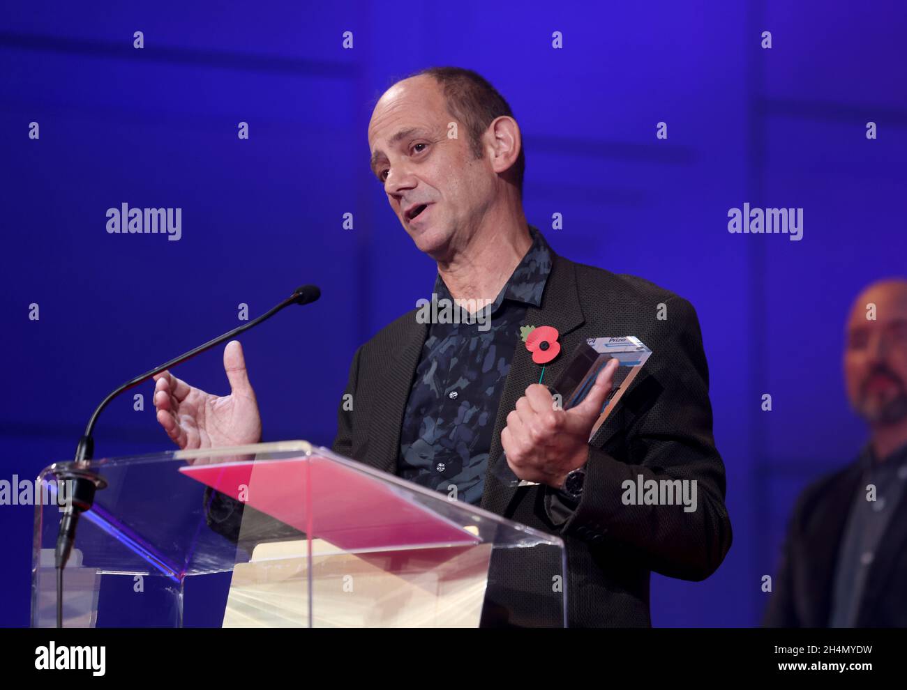 NUR FÜR REDAKTIONELLE VERWENDUNG der diesjährige Autor Damon Galgut steht auf der Bühne bei der Verleihung der Booker Prize Awards 2021, die in Zusammenarbeit mit der BBC im Broadcasting House's Radio Theatre in London ausgestrahlt wird. Bilddatum: Mittwoch, 3. November 2021. Stockfoto