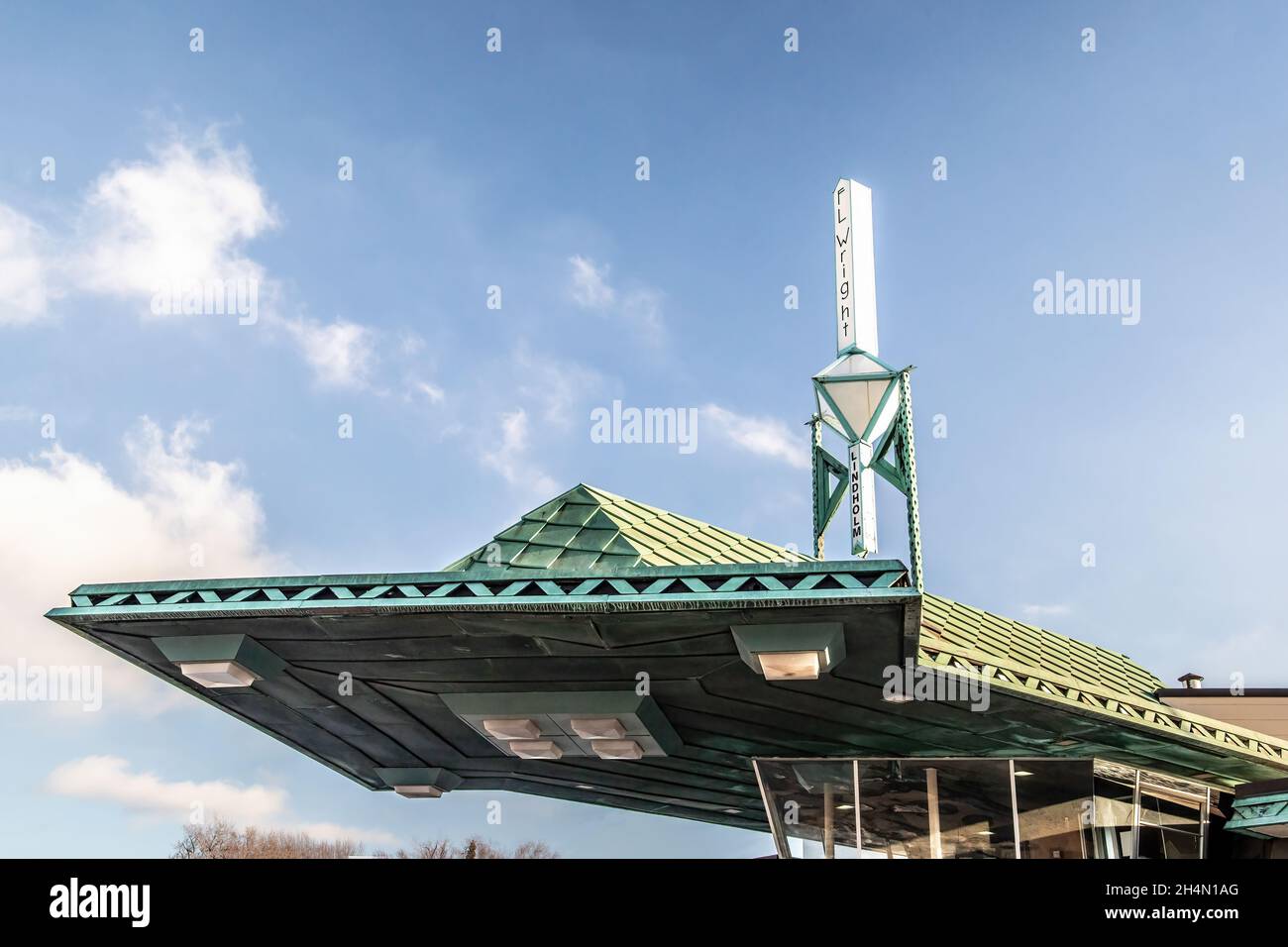 Nahaufnahme des Daches und Schild, die von Frank Lloyd Wright auf einer Tankstelle in Cloquet, Minnesota, für R. W. Lindholm entworfen wurden. Es wurde 1958 eröffnet, Stockfoto
