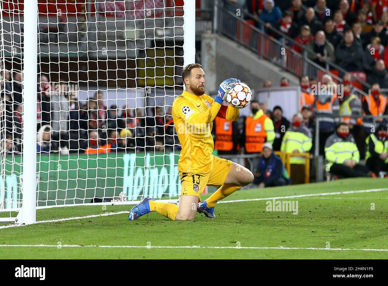 Liverpool, Großbritannien. November 2021. Atletico Madrid Torhüter Jan Oblak spart. UEFA Champions League, Spiel der Gruppe B, Liverpool gegen Atletico Madrid im Anfield Stadium in Liverpool am Mittwoch, den 3. November 2021. Dieses Bild darf nur für redaktionelle Zwecke verwendet werden. Nur zur redaktionellen Verwendung, Lizenz für kommerzielle Nutzung erforderlich. Keine Verwendung in Wetten, Spielen oder einem einzigen Club / Liga / Spieler Publikationen. PIC von Chris Stading / Andrew Orchard Sport Fotografie / Alamy Live News Kredit: Andrew Orchard Sport Fotografie / Alamy Live News Stockfoto
