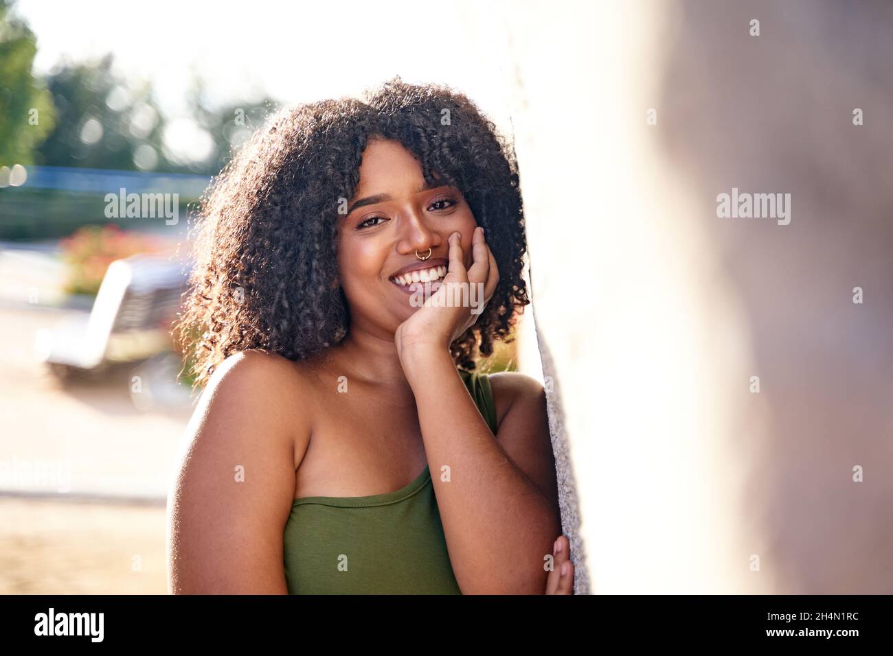 Porträt einer glücklichen Latina-Teenagerin mit lächelndem Ausdruck im Hintergrund mit Kopierraum. Porträt von echten Menschen. Stockfoto