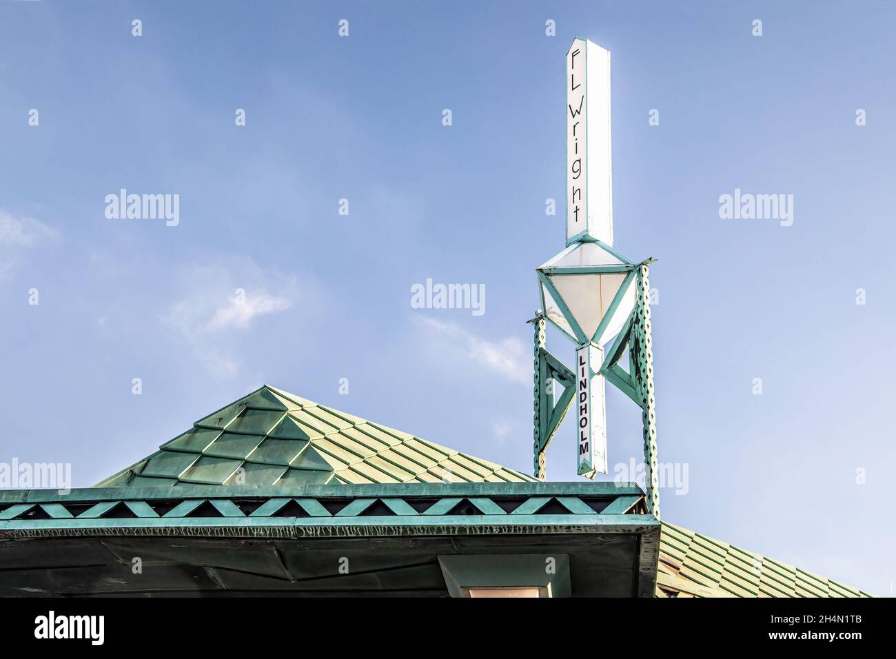 Nahaufnahme des Daches und Schild, die von Frank Lloyd Wright auf einer Tankstelle in Cloquet, Minnesota, für R. W. Lindholm entworfen wurden. Es wurde 1958 eröffnet, Stockfoto