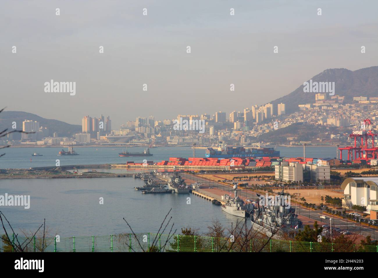 Container im Hafen von Busan, Südkorea Stockfoto