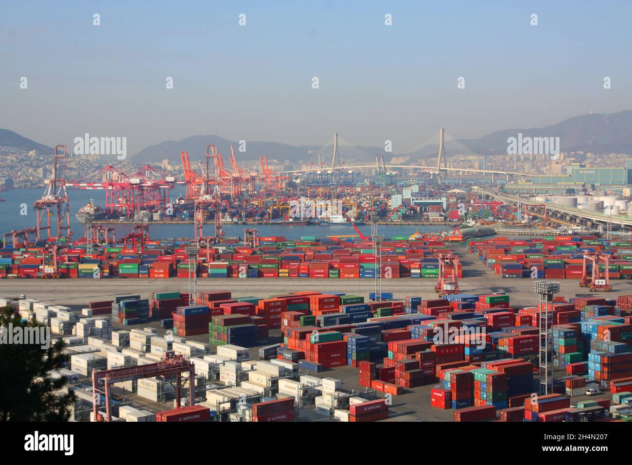 Container im Hafen von Busan, Südkorea Stockfoto
