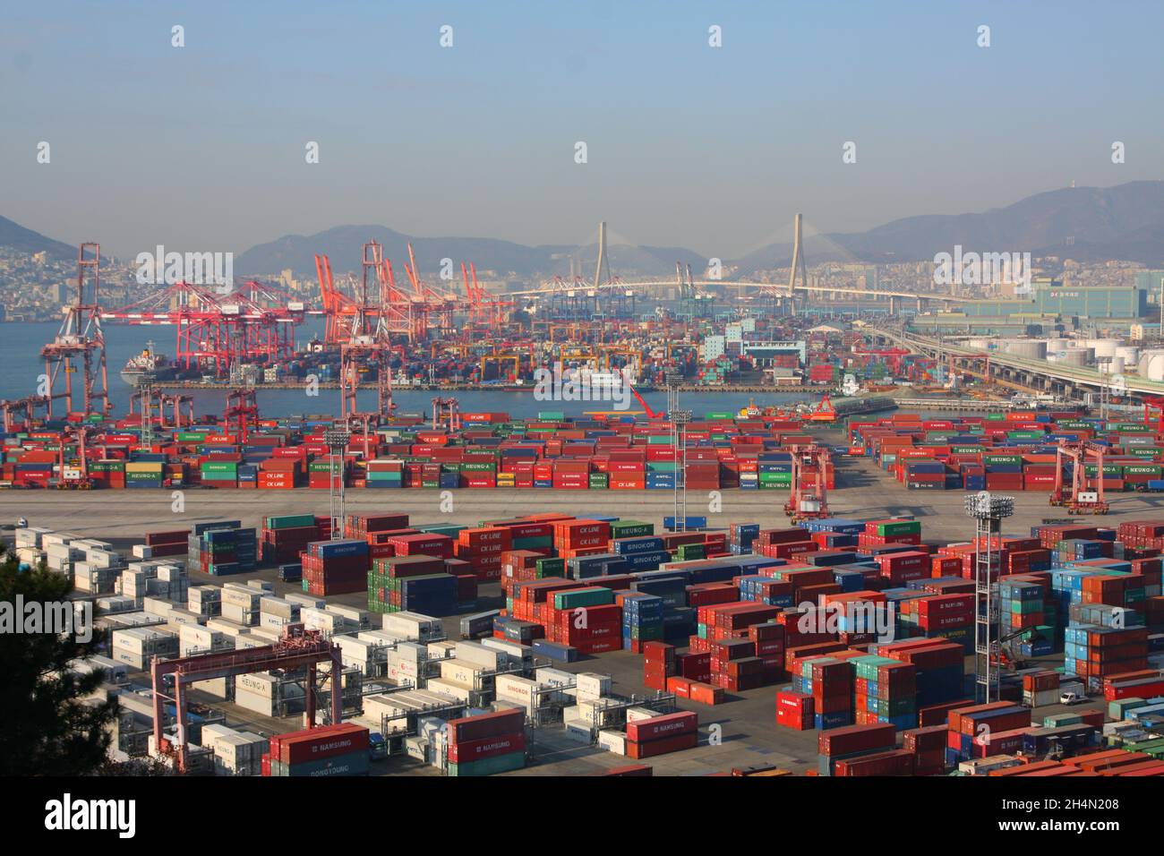 Container im Hafen von Busan, Südkorea Stockfoto