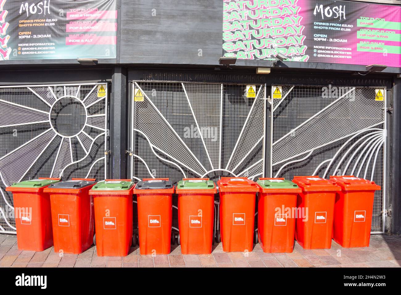Reihe von Mülltonnen vor der Bar, Jubilee Square, City Centre, City of Leicester, Leicestershire, England, Vereinigtes Königreich Stockfoto