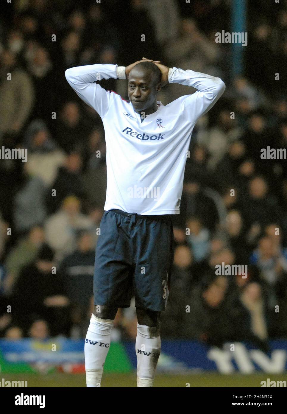 Pompey V Bolton 01/02/06 die Strafe von Khalilou Fadiga verfehlt die Marke. PIC MIKE WALKER 2006 Stockfoto