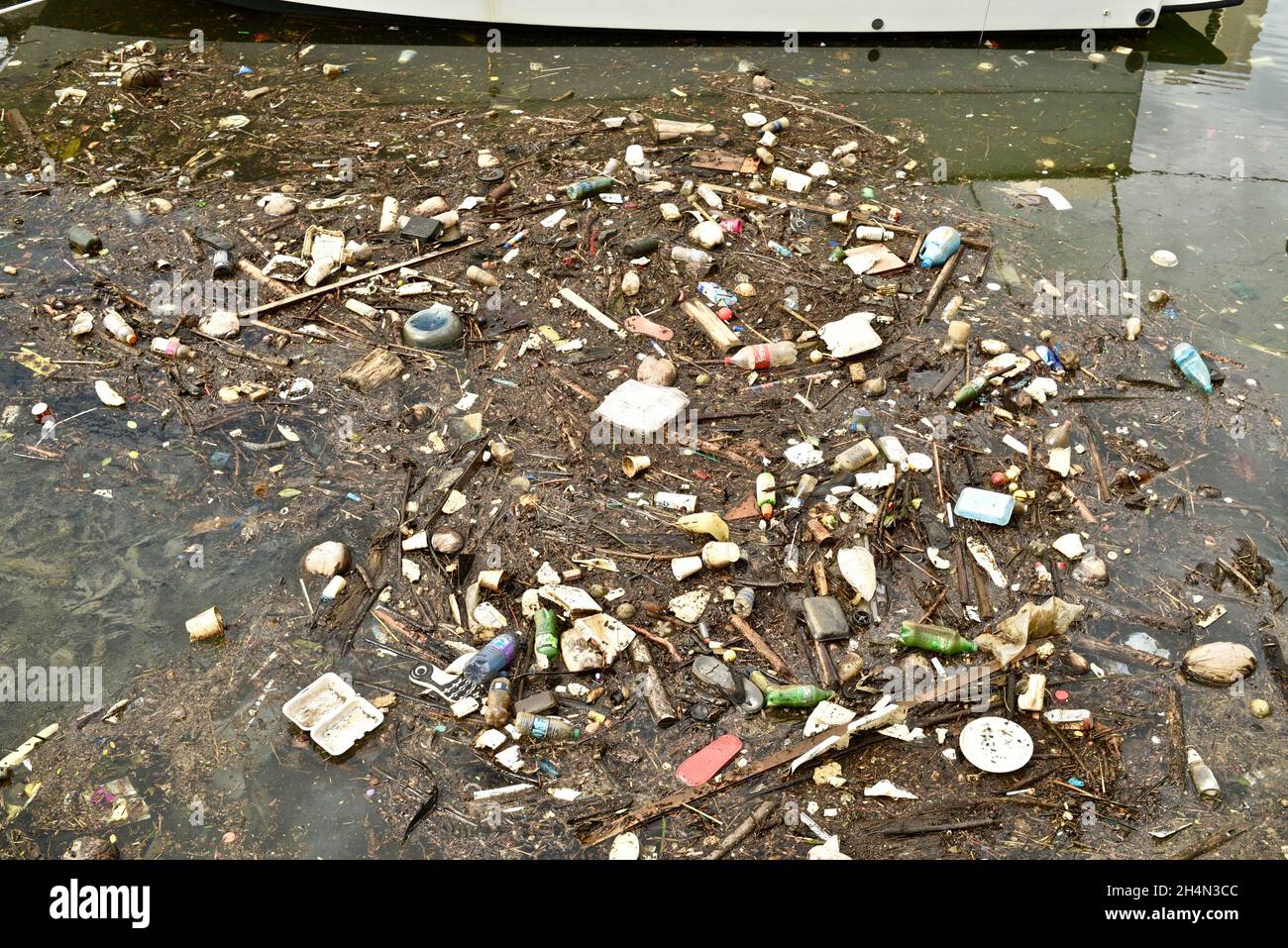 Schwimmende Coca-Cola-Plastikflaschen, Styropor-Clamshells und anderer Müll und giftiger, umweltschädlicher Abfall im Hafen von Honolulu, Oahu, Hawaii, USA Stockfoto