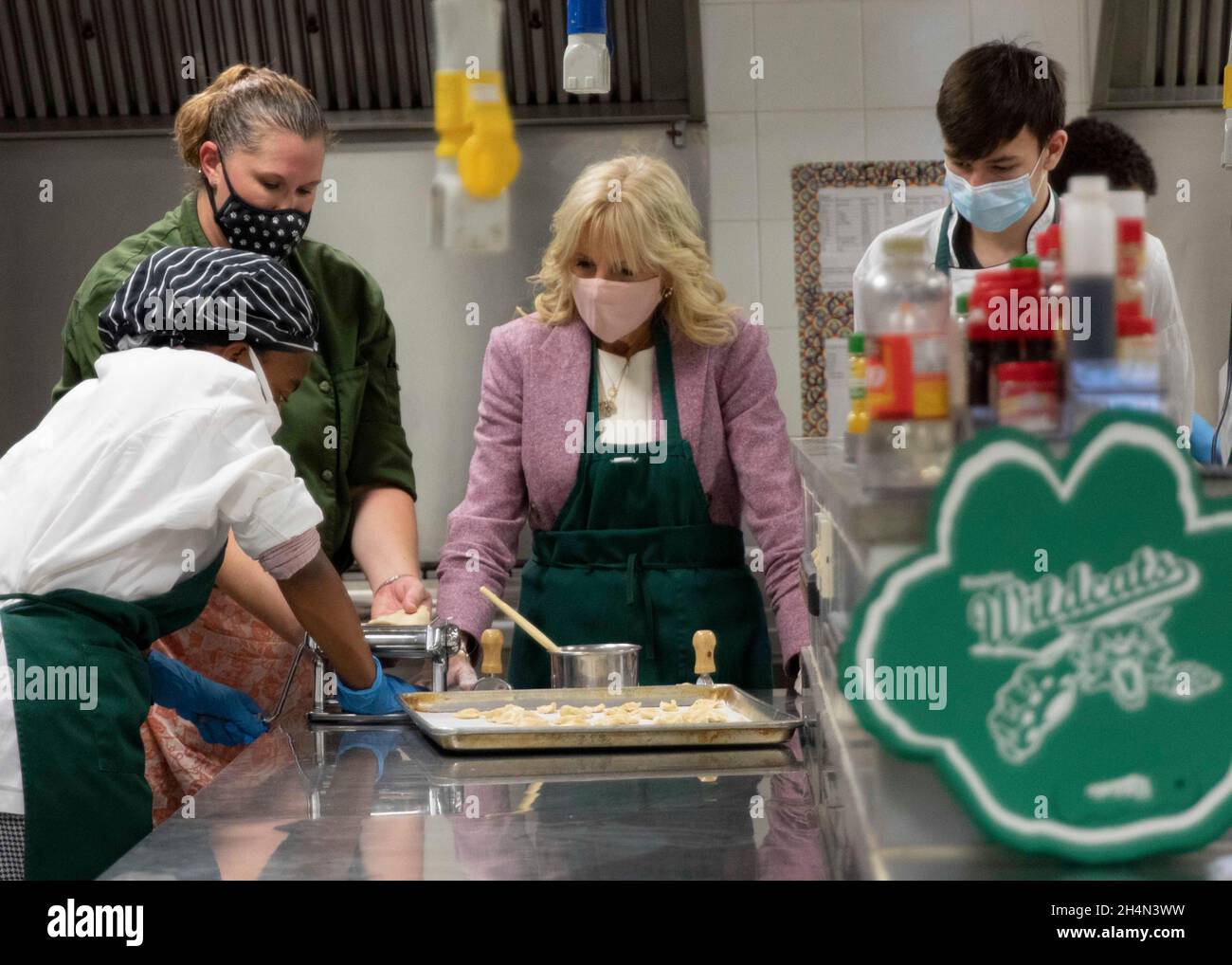 Neapel, Italien. 01. November 2021. Die US-amerikanische First Lady Jill Biden besucht die Naval Support Activity Naples am 1. November 2021 in Neapel, Italien, und besucht die Schüler während eines kulinarischen Kurses an der Naples Middle High School. Biden besuchte mit Studenten, Eltern und Gemeindemitgliedern im Rahmen ihrer Initiative „Joining Forces“ im Weißen Haus, einem Programm, das Familien mit Militärs und Veteranen unterstützt. Kredit: MC1 Fred Gray IV/U.S. Navy Photo/Alamy Live News Stockfoto