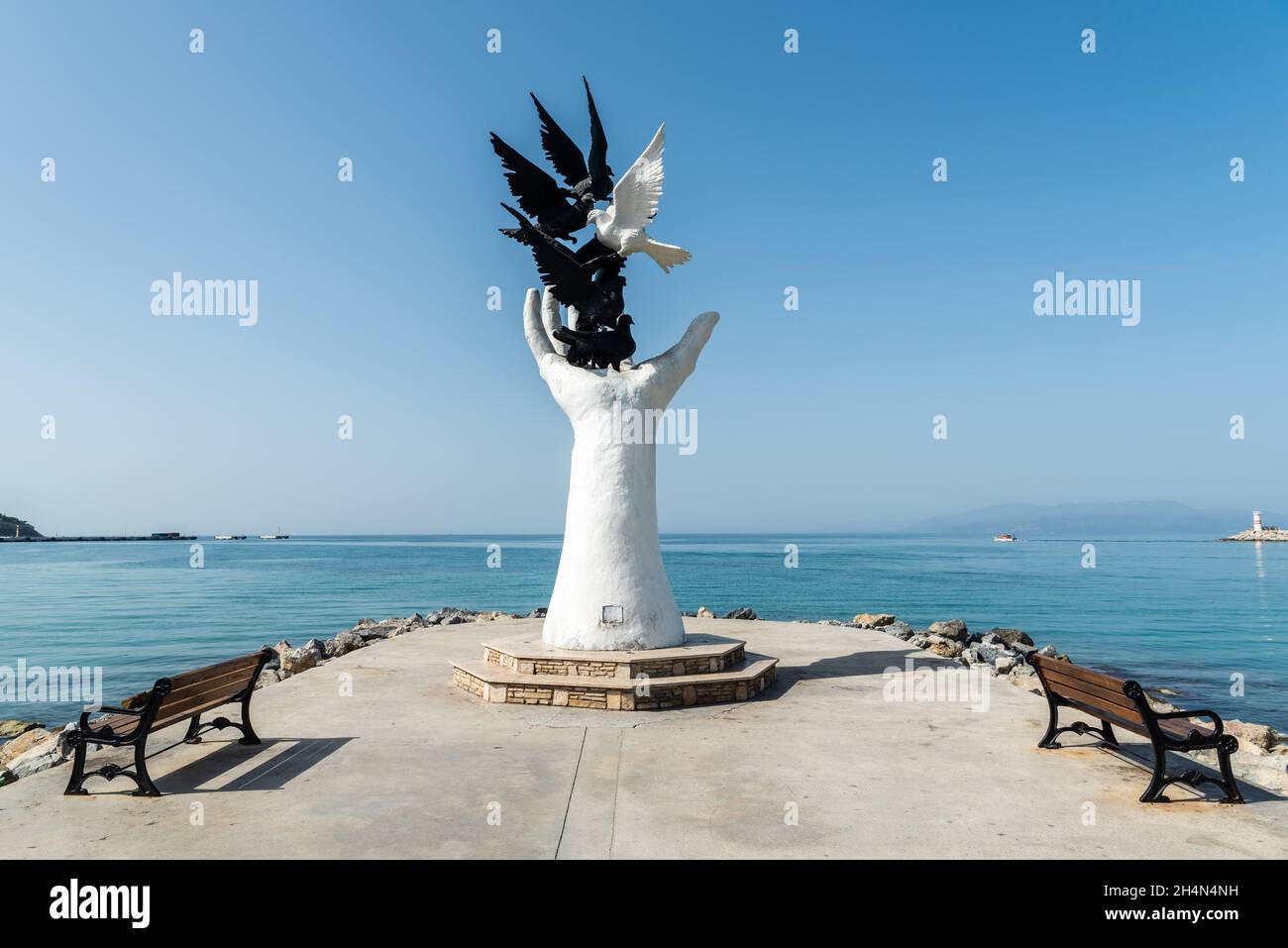 Kusadasi, Aydin, Türkei – 6. Oktober 2020. Hand of Peace-Skulptur mit Tauben am Ufer in der türkischen Kurstadt Kusadasi. Stockfoto