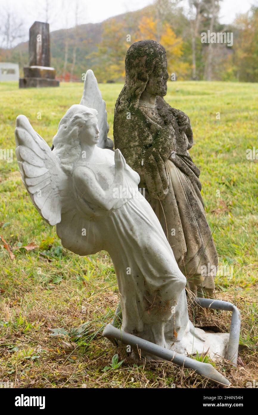 Engel- und Jesus-Statuen auf einem ländlichen Friedhof in North Carolina. Stockfoto
