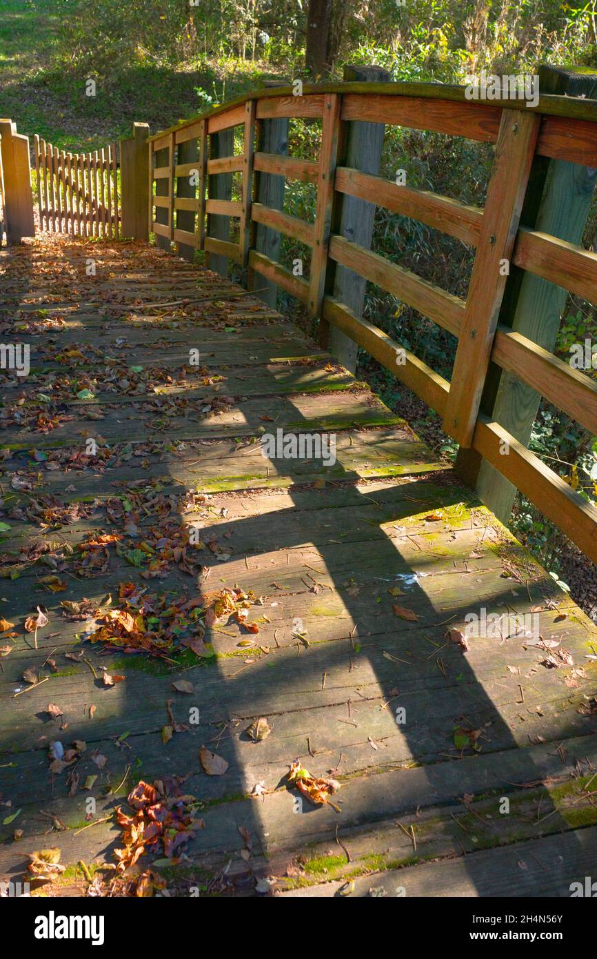 Rustikale Fußgängerbrücke im ländlichen North Carolina. Stockfoto
