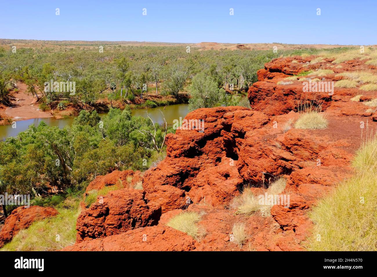 Millstream-Chichester-Nationalpark, Red Rock, Spinifex, Bäume und Deep Reach Pool, Pilbara Outback, Westaustralien Stockfoto