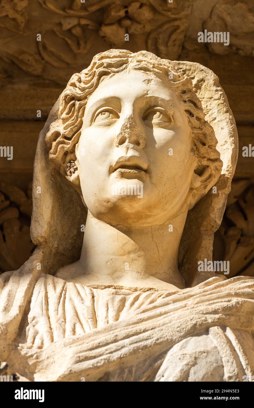 Ephesus, Türkei – 2. November 2020. Nahaufnahme Porträt der Statue von Arete (Personifizierung der Tugend des Guten) in der Celsus Bibliothek in Ephes Stockfoto