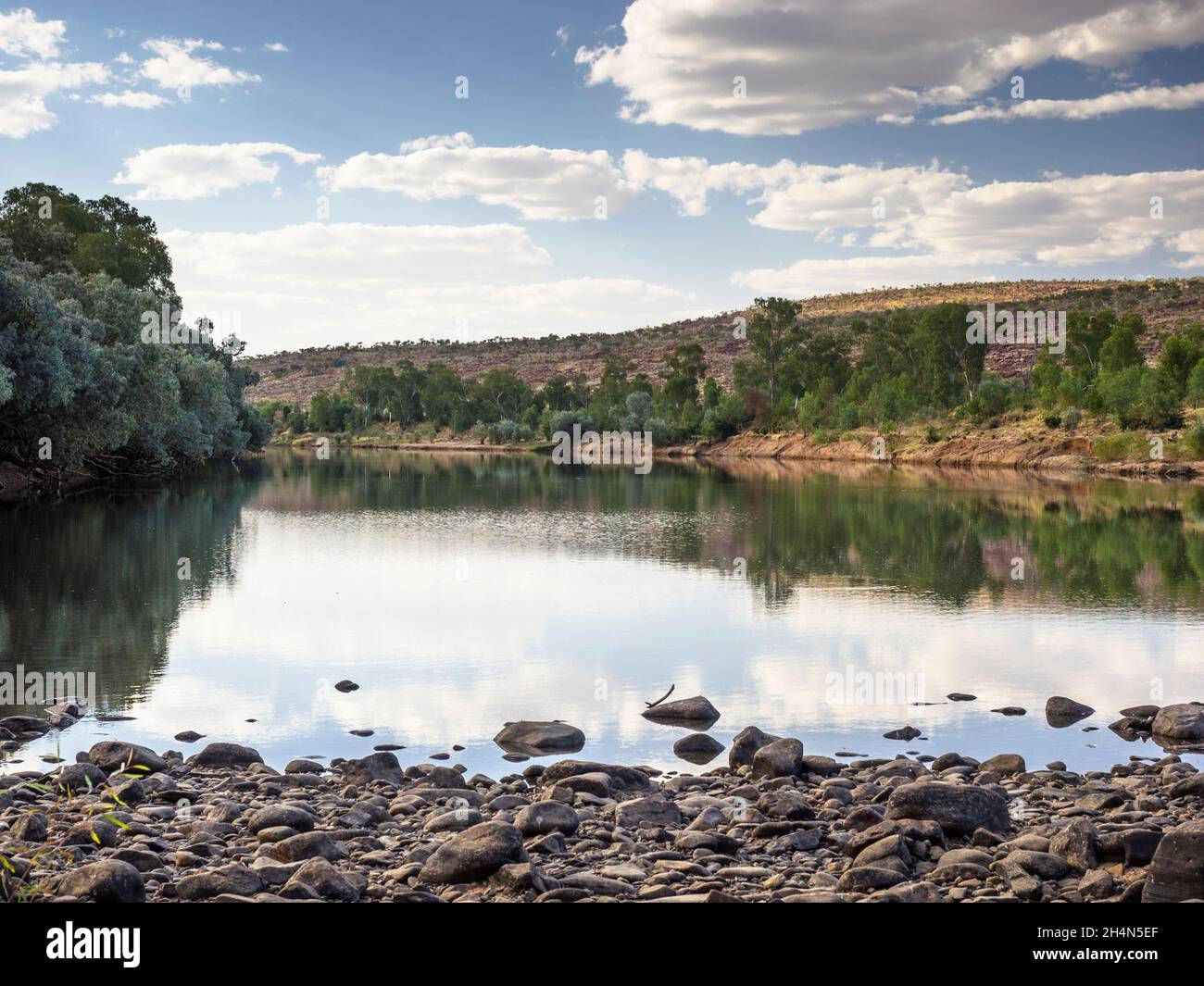 Wolkenspiegelungen in einem Pool am Hauptkanal des Fitzroy River, Mornington, Kimberley, Westaustralien Stockfoto