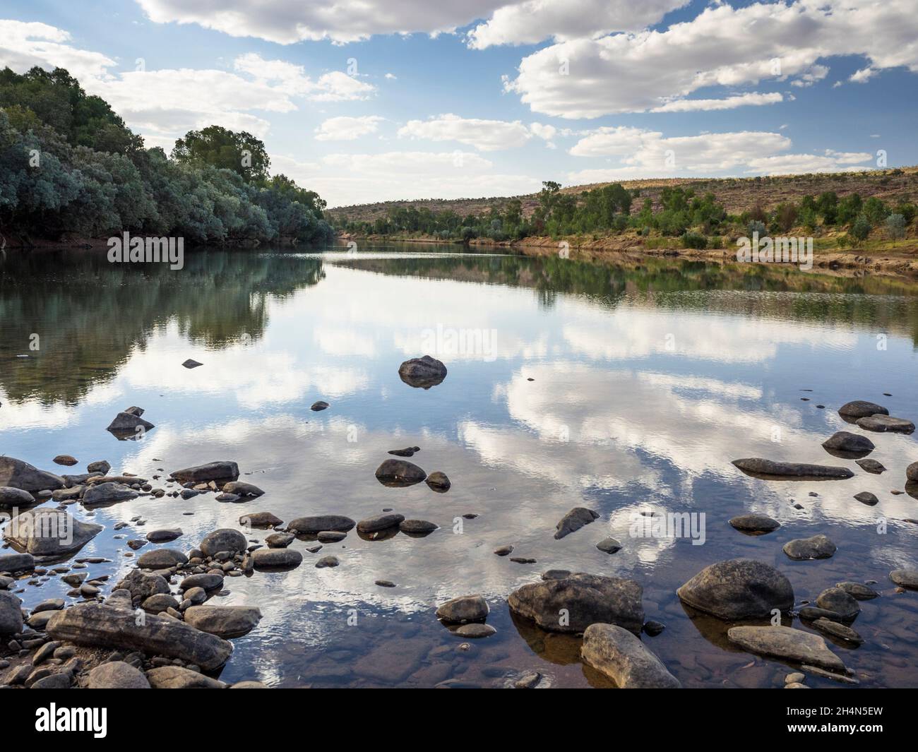 Wolkenspiegelungen in einem Pool am Hauptkanal des Fitzroy River, Mornington, Kimberley, Westaustralien Stockfoto