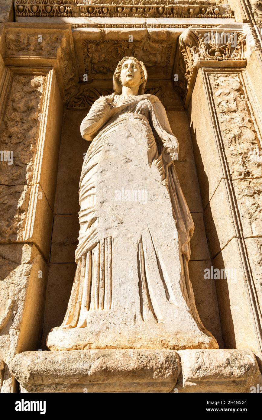 Ephesus, Türkei – 2. November 2020. Statue von Arete (Personifizierung der Tugend des Guten) in der Celsus Bibliothek an der antiken Stätte Ephesus in Turke Stockfoto