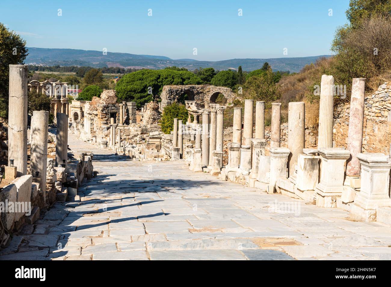 Ephesus, Türkei – 2. November 2020. Der Curetes-Weg in Ephesus antike Stätte in der Türkei. Blick auf die Bibliothek von Celsus, mit antiken Ruinen, ohne Stockfoto