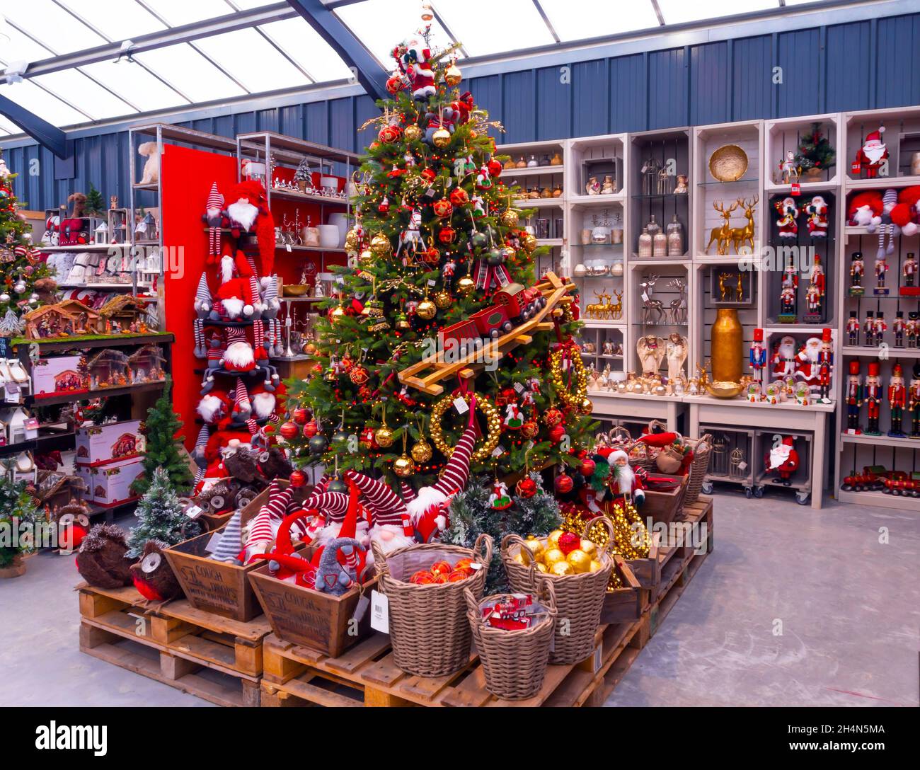 Große Ausstellung von Weihnachtsdekorationen und Tieren in einem Gartencenter-Shop für den Weihnachtsmarkt Stockfoto