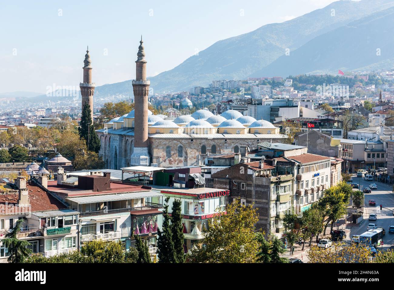 Bursa, Türkei – 10. November 2020. Blick auf die große Moschee (Ulu Camii) von Bursa, Türkei. Dieser riesige Schrein im Seldschuken-Stil aus dem Jahr 1399 ist Th Stockfoto