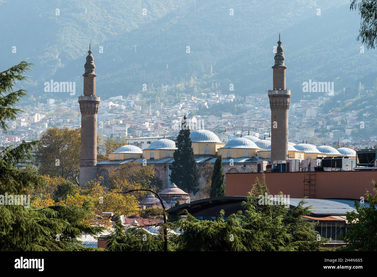 Bursa, Türkei – 10. November 2020. Große Moschee (Ulu Camii) von Bursa, Türkei. Dieser riesige Schrein im Seldschuken-Stil aus dem Jahr 1399 ist der dominanteste Stockfoto