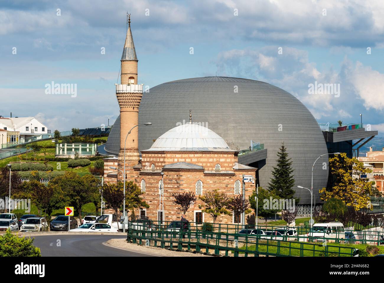 Bursa, Türkei – 11. November 2020. Hatice Isfendiyar camii Moschee und gewölbtes Bursa Fetih Muzesi Museum, in Bursa. Die Moschee stammt aus dem Jahr 1502. Der Modder Stockfoto