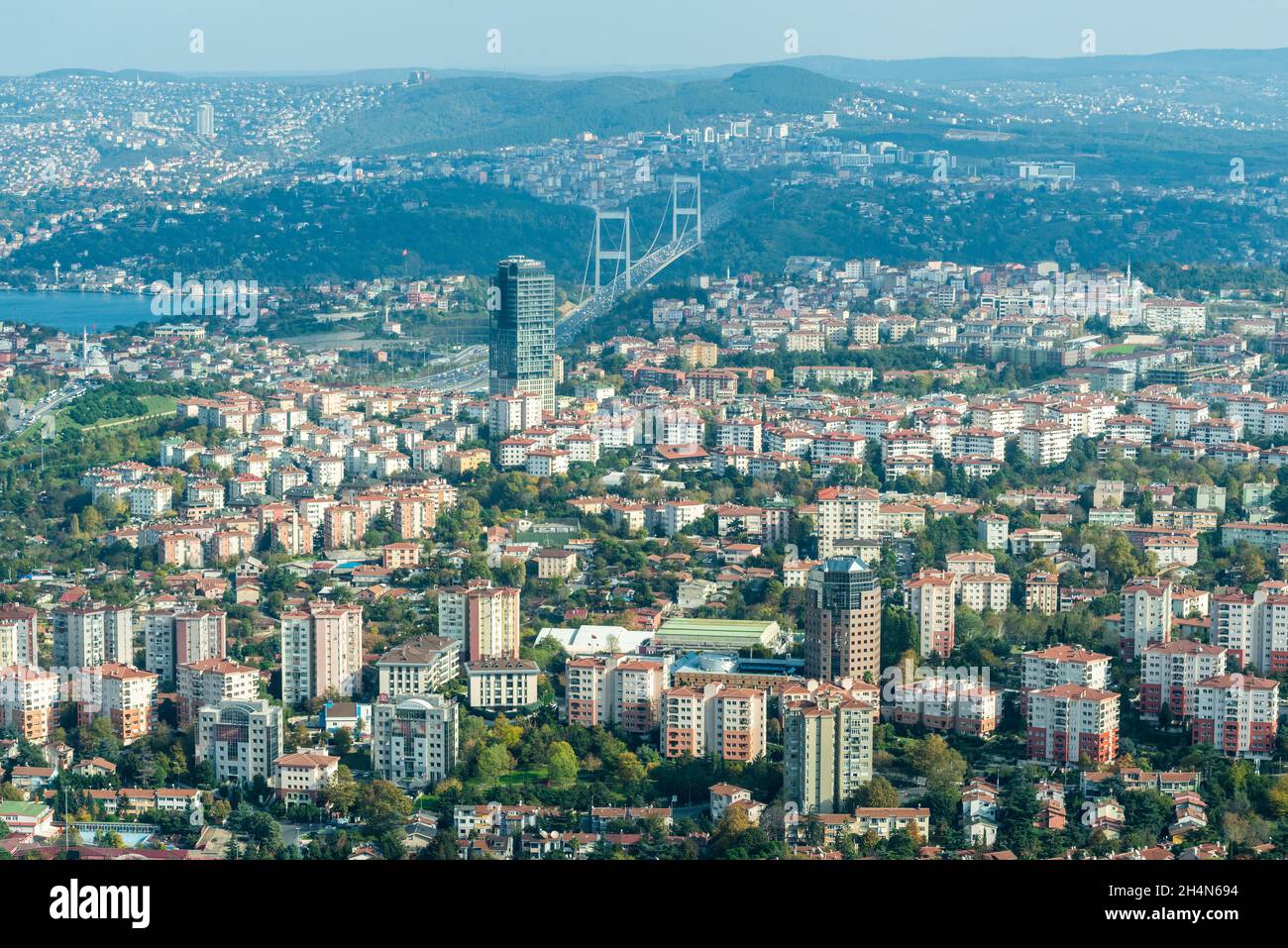 Istanbul, Türkei – 12. November 2020. Luftaufnahme über Istanbul, Türkei. Blick über die Viertel Levent, Besiktas und Sariyer in Richtung Fatih Sultan Meh Stockfoto