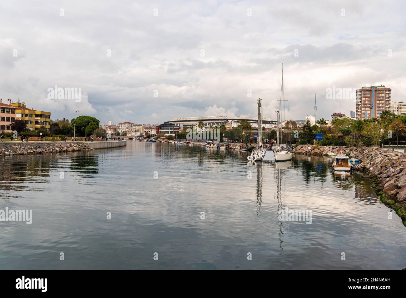 Istanbul, Türkei – 15. November 2020. Das Marmarameer Küste im Kalamis Park von Kadikoy in Istanbul. Blick in Richtung Fenerbahce Shukru Sara Stockfoto