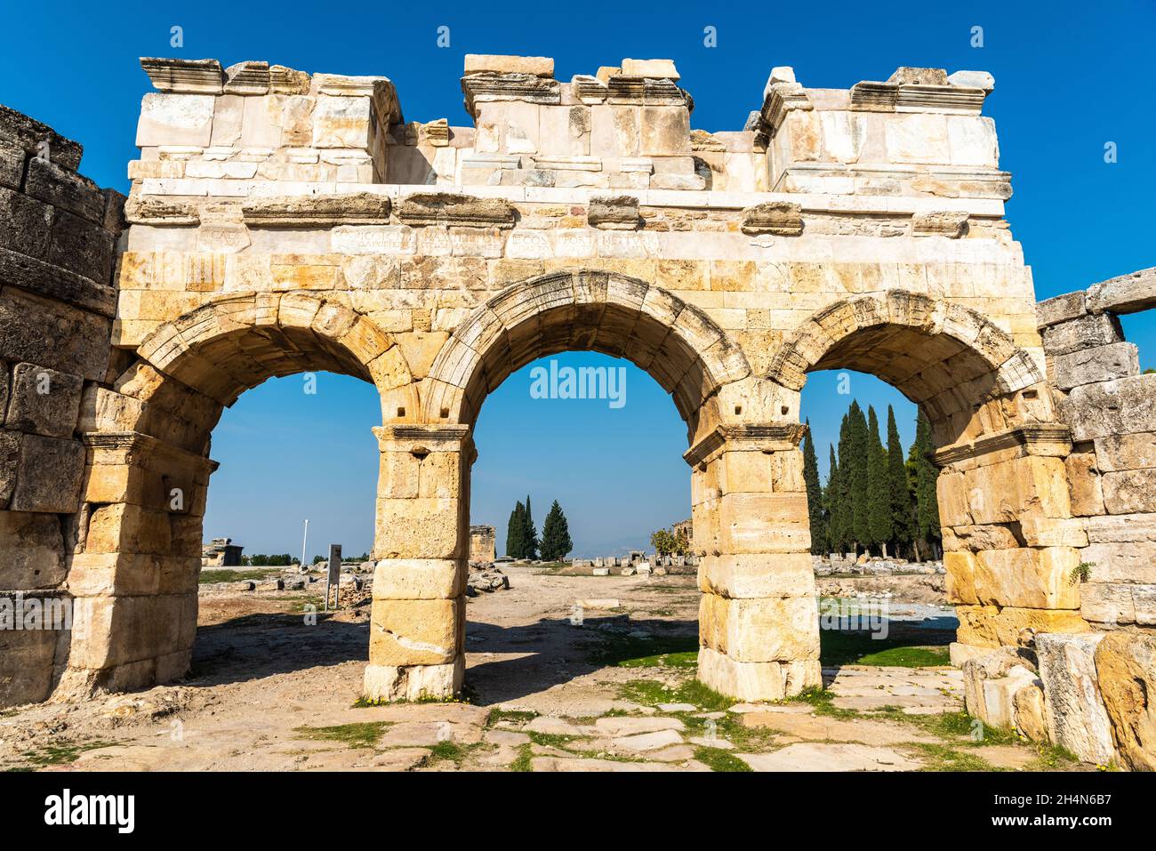 Pamukkale, Denizli, Türkei – 18. November 2020. Frontinustor in Hierapolis, einer antiken Stätte in der türkischen Provinz Denizli. Dies ist der monumentale Eingang Stockfoto