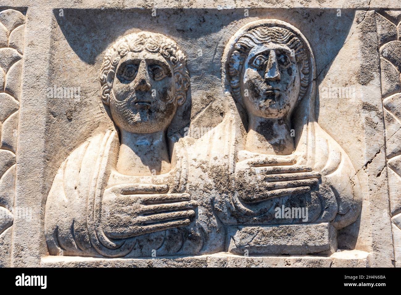 Cavdarhisar, Kutahya, Türkei – 17. November 2020. Familiengrabstele vom Typ Phrygia, die Köpfe eines Mannes und einer Frau zeigt, an der antiken Stätte Aizanoi in Ku Stockfoto