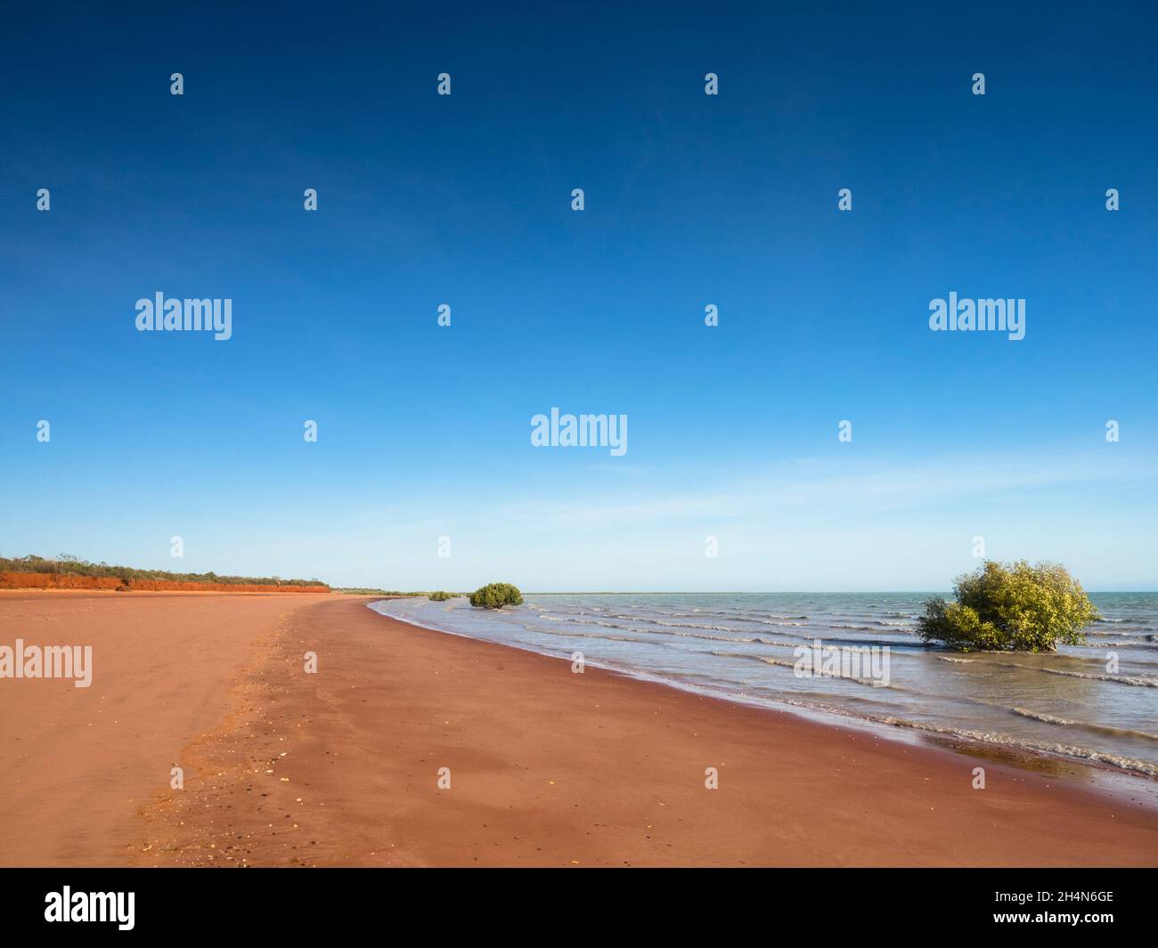 Rote Pindan-Klippen, orangefarbener Sand und Mangroven der Roebuck Bay in der Nähe von Crab Creek in der Kimberley-Region. Stockfoto