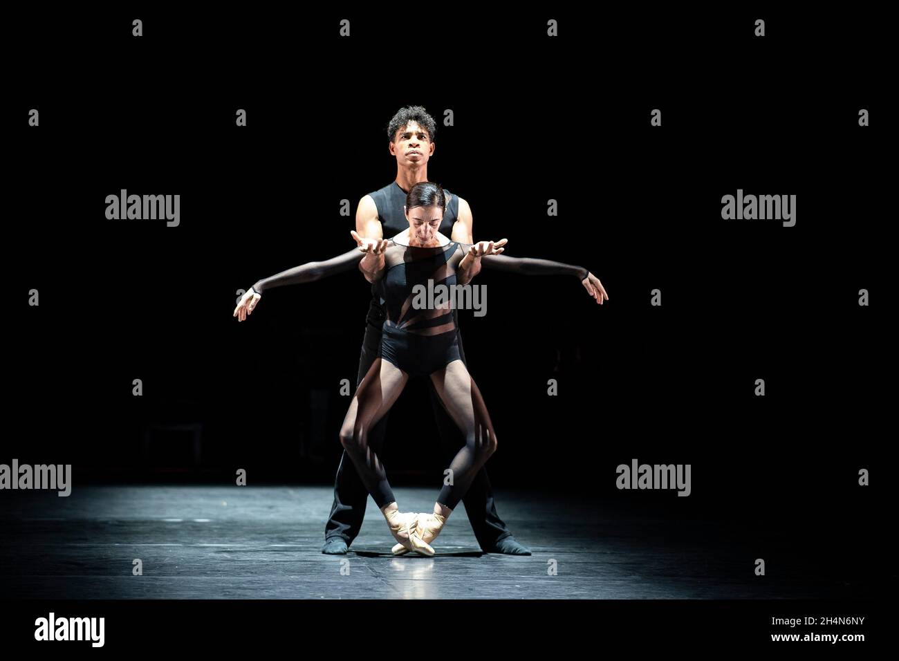 London Großbritannien 3. November 2021 Birmingham Royal Ballet. Alessandra Ferri und Carlos Acosta spielen die Uraufführung eines neuen Duetts Pas de Deux von Goyo Montero im Rahmen des kuratierten Carlos-Programms des Birmingham Royal Ballet im Sadlers Wells Theatre: Credit Quan Van Alamy News Stockfoto