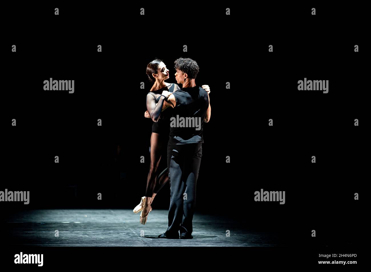 London Großbritannien 3. November 2021 Birmingham Royal Ballet. Alessandra Ferri und Carlos Acosta spielen die Uraufführung eines neuen Duetts Pas de Deux von Goyo Montero im Rahmen des kuratierten Carlos-Programms des Birmingham Royal Ballet im Sadlers Wells Theatre: Credit Quan Van Alamy News Stockfoto