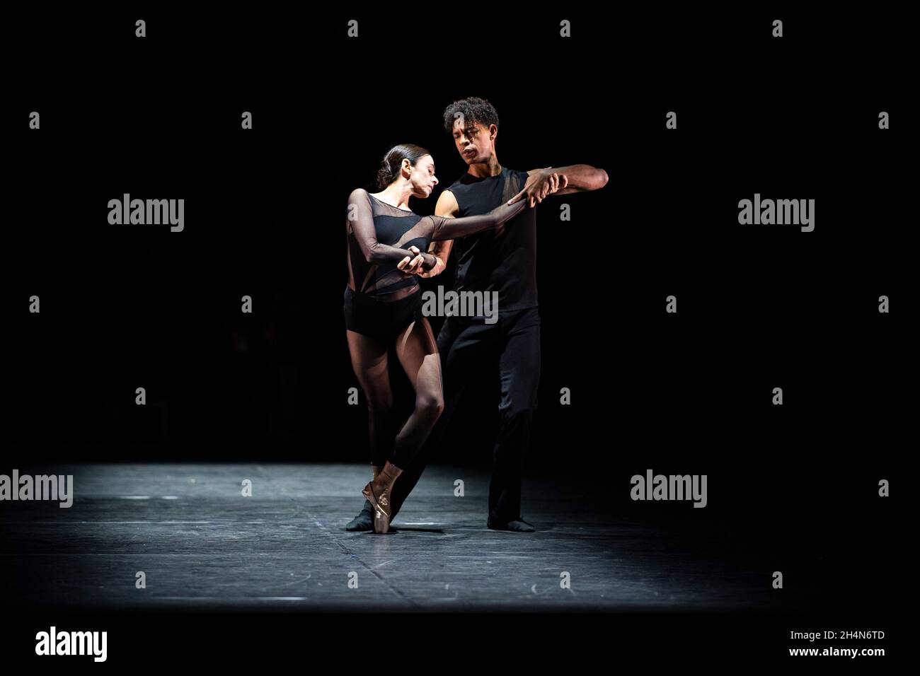 London Großbritannien 3. November 2021 Birmingham Royal Ballet. Alessandra Ferri und Carlos Acosta spielen die Uraufführung eines neuen Duetts Pas de Deux von Goyo Montero im Rahmen des kuratierten Carlos-Programms des Birmingham Royal Ballet im Sadlers Wells Theatre: Credit Quan Van Alamy News Stockfoto
