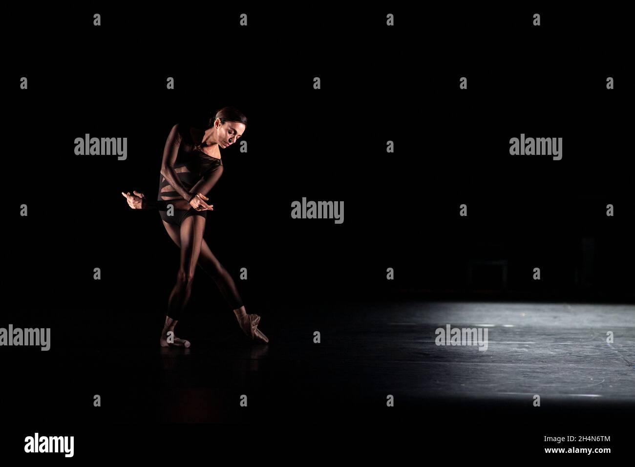 London Großbritannien 3. November 2021 Birmingham Royal Ballet. Alessandra Ferri und Carlos Acosta spielen die Uraufführung eines neuen Duetts Pas de Deux von Goyo Montero im Rahmen des kuratierten Carlos-Programms des Birmingham Royal Ballet im Sadlers Wells Theatre: Credit Quan Van Alamy News Stockfoto