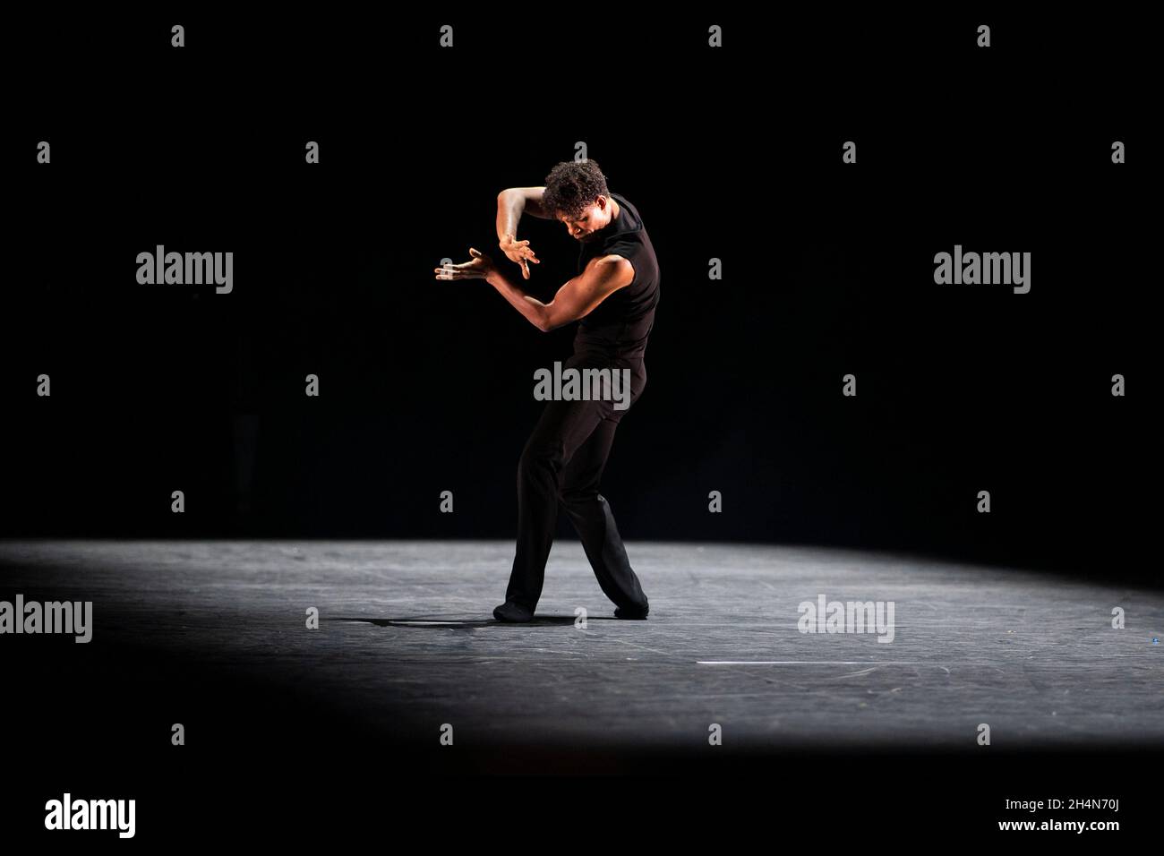 London Großbritannien 3. November 2021 Birmingham Royal Ballet. Alessandra Ferri und Carlos Acosta spielen die Uraufführung eines neuen Duetts Pas de Deux von Goyo Montero im Rahmen des kuratierten Carlos-Programms des Birmingham Royal Ballet im Sadlers Wells Theatre: Credit Quan Van Alamy News Stockfoto