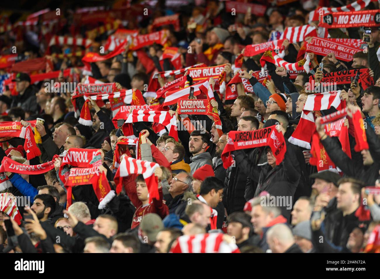 Die Liverpool-Fans singen, dass man vor dem Spiel nie alleine gehen wird Stockfoto