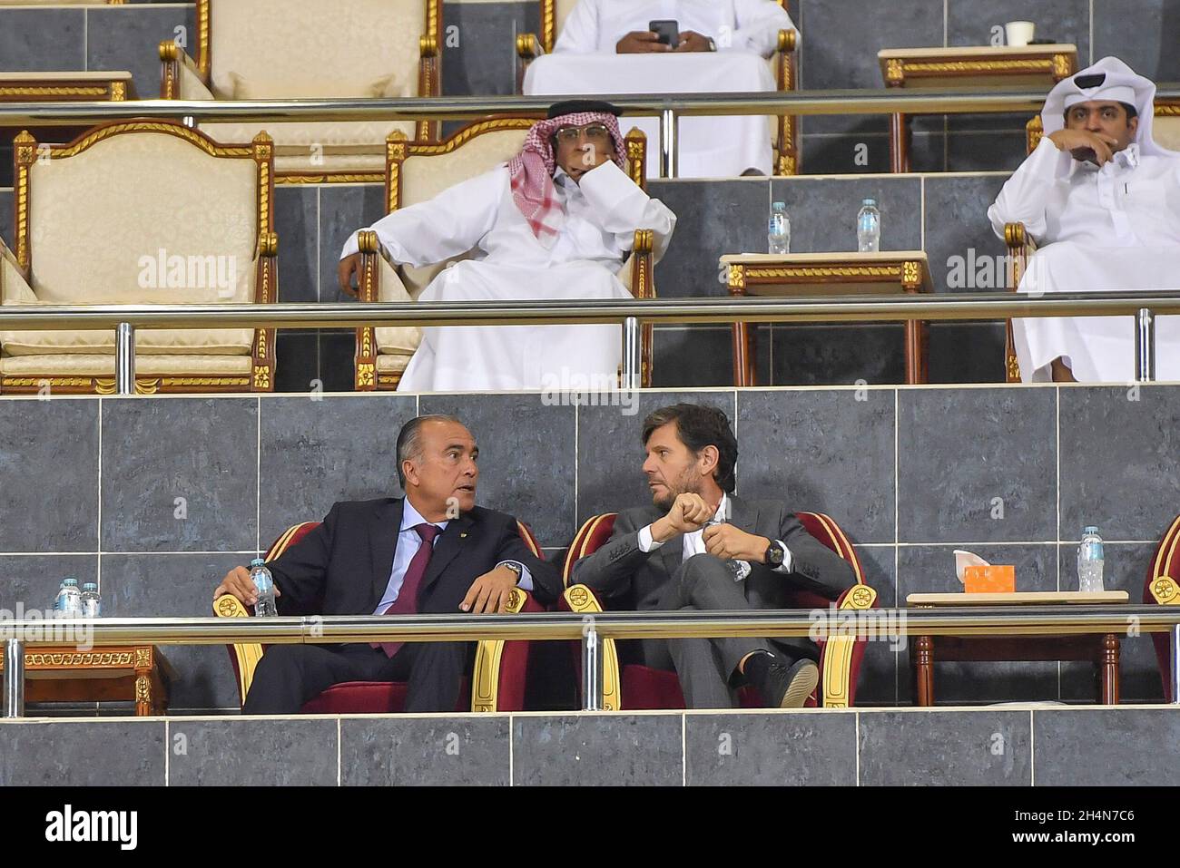 Doha, Katar. November 2021. Rafael Yuste, der erste Vizepräsident des FC Barcelona (L, unten), und Mateu Alemany, Fußballdirektor des Clubs (R, unten) sprechen während der Qatar Stars League zwischen Al-Sadd SC und Al-Duhail SC im Thani bin Jassim Stadium (Al-Gharafah Stadium) in Doha, Katar, 3. November 2021. Kredit: Nikku/Xinhua/Alamy Live Nachrichten Stockfoto