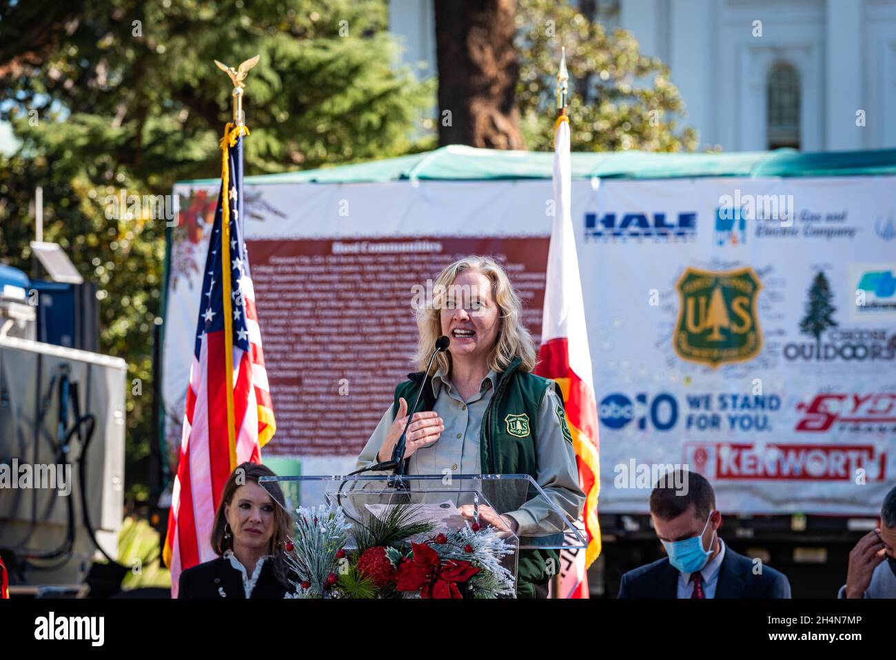 Jennifer Eberlien, ein Regional Forester beim U.S. Forest Service, spricht bei einer Zeremonie, die auf der Cross-Country-Station des Weihnachtsbaums des US-Kapitols stattfand. Stockfoto