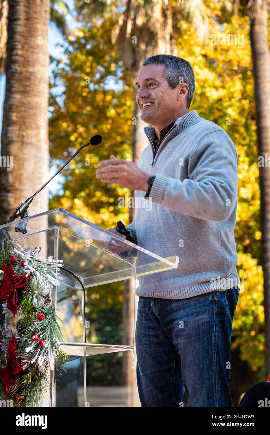 Wade Crowfoot, der kalifornische Minister für natürliche Ressourcen, spricht während einer Zeremonie beim Stopp des US-Kapitols am Weihnachtsbaum in der kalifornischen Hauptstadt. Stockfoto