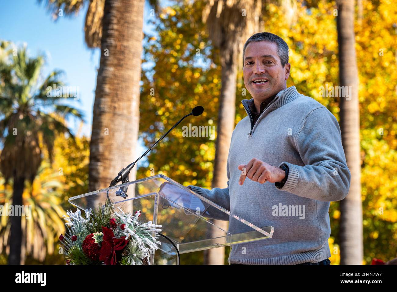 Wade Crowfoot, der kalifornische Minister für natürliche Ressourcen, spricht während einer Zeremonie beim Stopp des US-Kapitols am Weihnachtsbaum in der kalifornischen Hauptstadt. Stockfoto