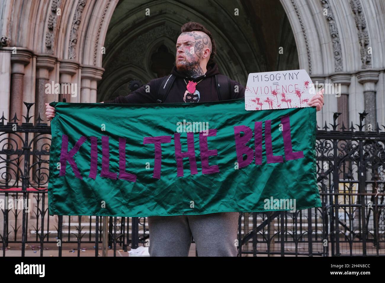 London, Großbritannien. Die Schwestern Uncut und andere Organisationen protestieren vor den königlichen Gerichtshöfen gegen Polizeigewalt gegen Frauen. Stockfoto