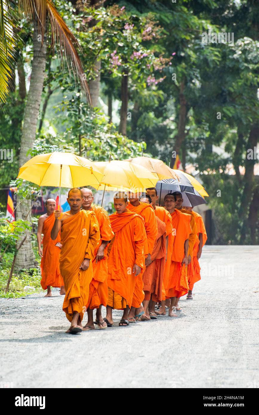 An Giang 21. September 2019. Theravada Buddhistische Mönche führen religiöse Rituale rund um den Tempel durch Stockfoto