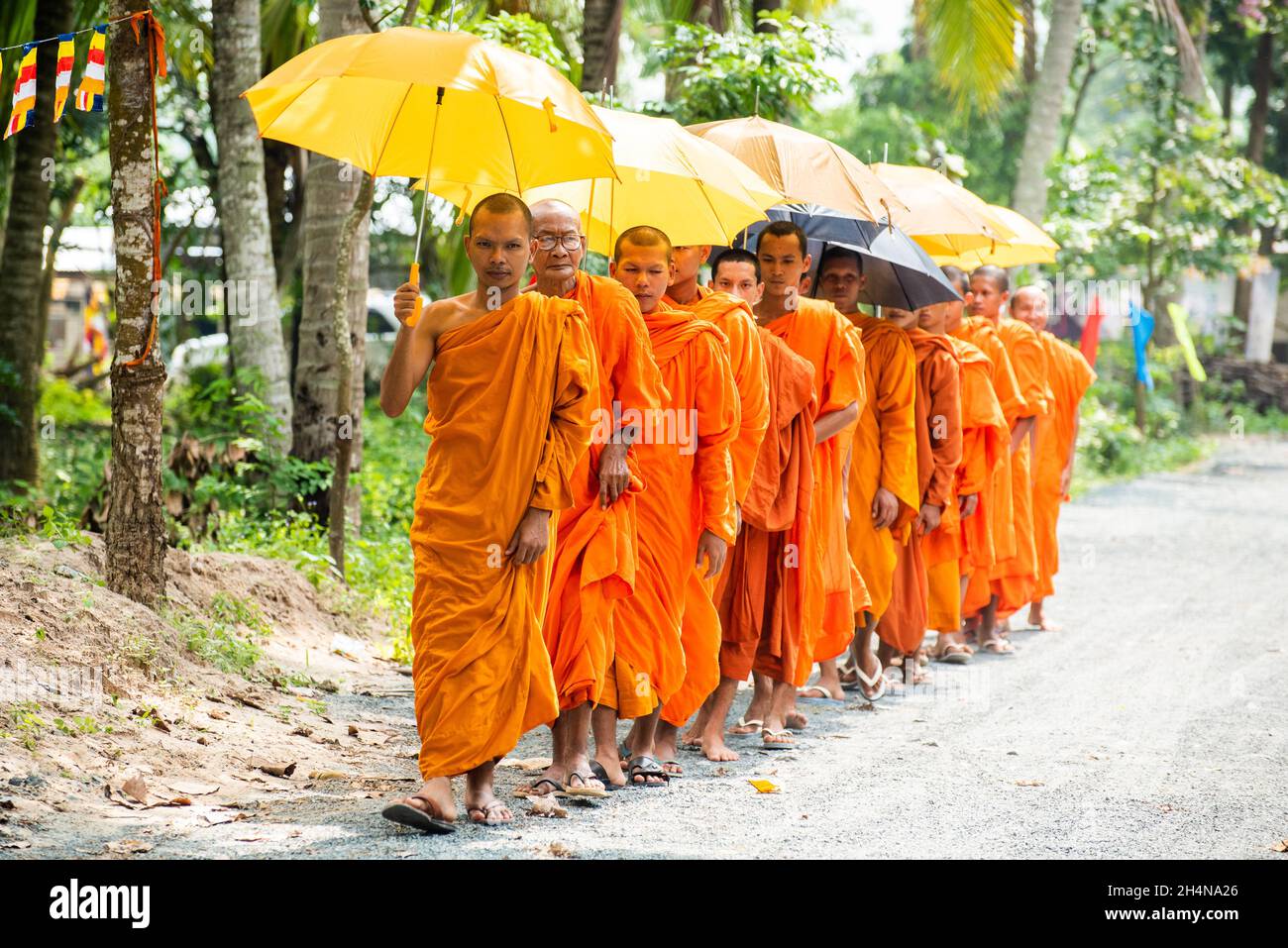 An Giang 21. September 2019. Theravada Buddhistische Mönche führen religiöse Rituale rund um den Tempel durch Stockfoto
