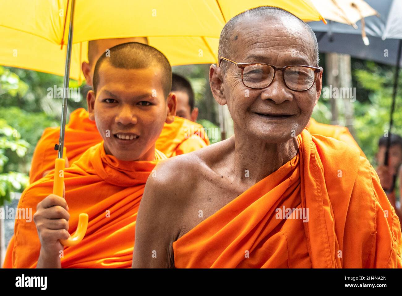 An Giang 21. September 2019. Theravada Buddhistische Mönche führen religiöse Rituale rund um den Tempel durch Stockfoto