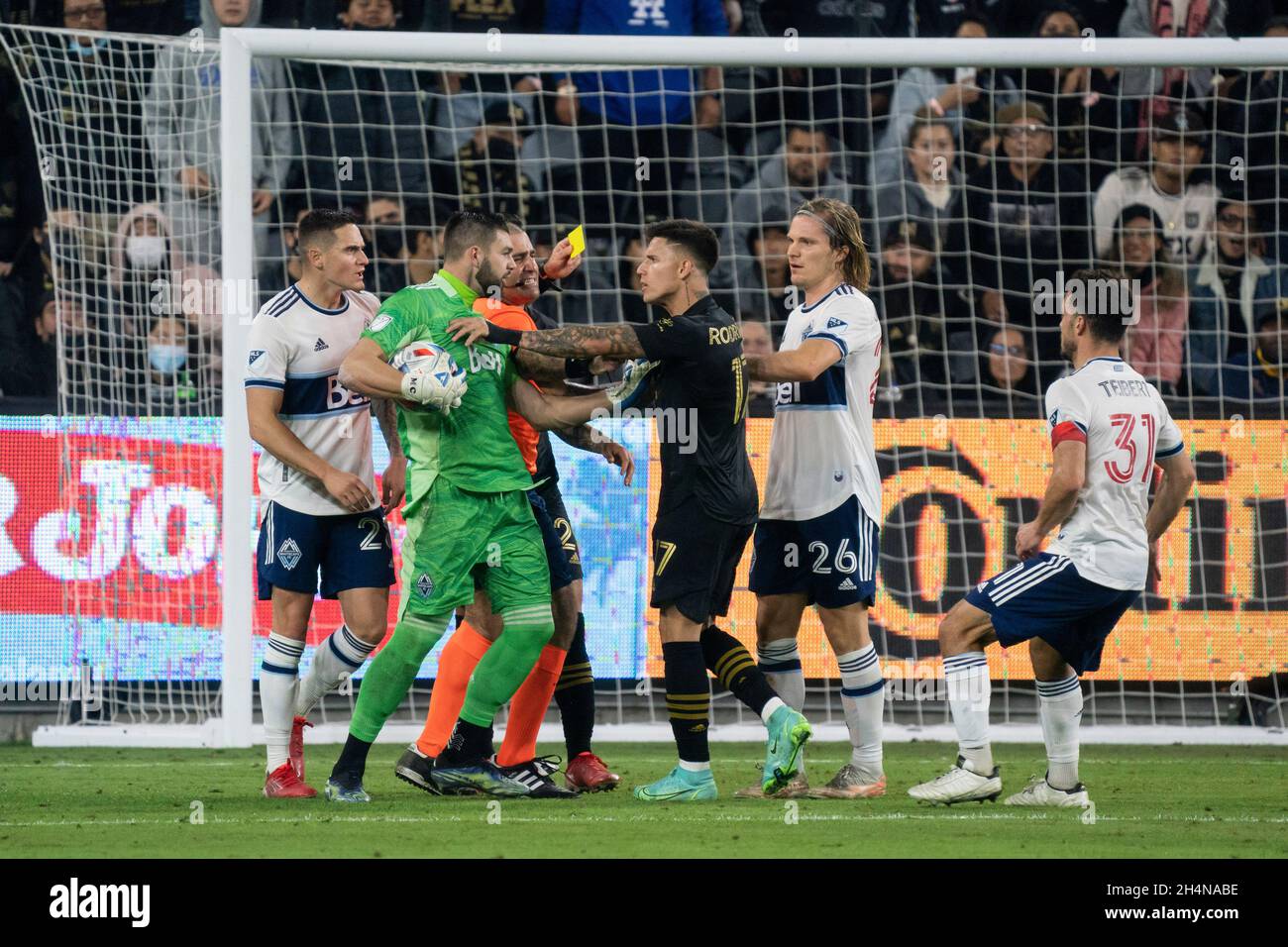 Brian Rodriguez (17), Mittelfeldspieler des FC Los Angeles, erhält eine gelbe Karte, wenn es mit dem Torwart Maxime Crepeau (16) von Vancouver Whitecaps heiß wird Stockfoto Brian Rodriguez (17), Mittelfeldspieler des FC Los Angeles, erhält eine gelbe Karte, wenn es mit dem Torwart Maxime Crepeau (16) von Vancouver Whitecaps heiß wird Stockfoto