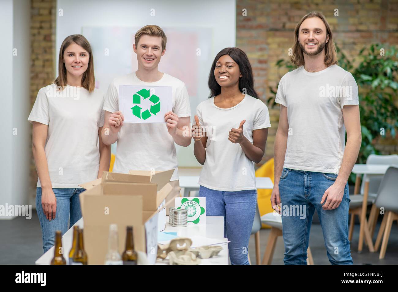 Junge Ökologen, die in einem Recyclingzentrum arbeiten Stockfoto