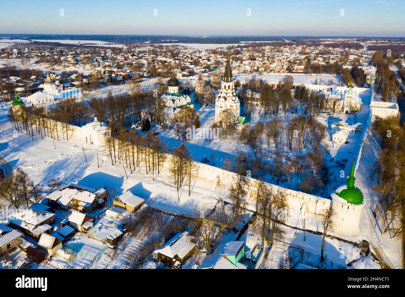 Luftaufnahme des Klosters der Heiligen Himmelfahrt in der russischen Stadt Alexandrov Stockfoto