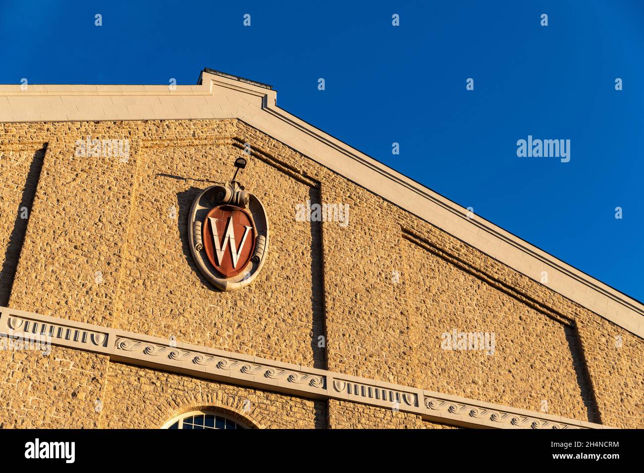 Madison, WI - 30. Oktober 2021: Das 'W' Wappen auf dem Wisconsin Field House auf dem Campus der University of Wisconsin Stockfoto